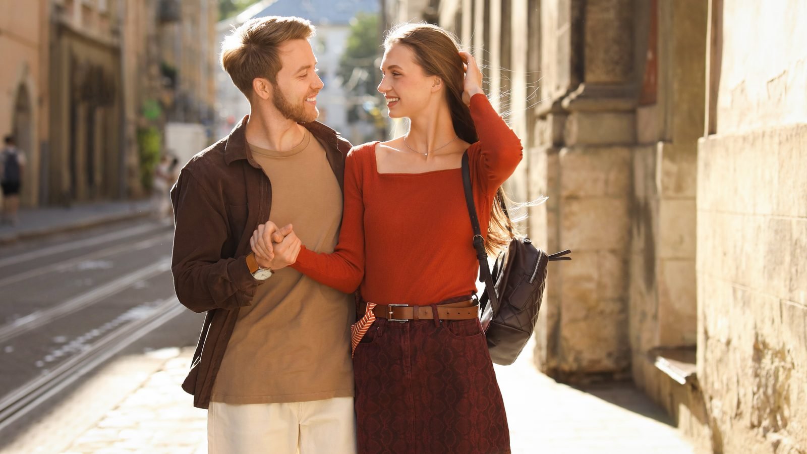 Couple complice se promenant dans une rue de ville