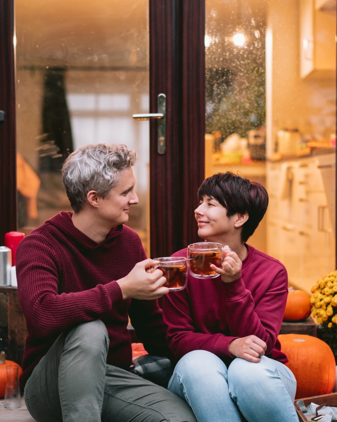Couple complice trinquant autour d'un verre